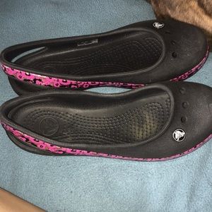 Black and pink crocs
